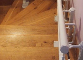 Widok na tor krzesełka -windy schodowej Platyna CU/A view of curved track stairlift Platinum CU