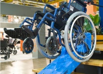 Schodołaz gąsienicowy T09 dla osób na wózkach inwalidzkich z dużymi tylnymi kołami