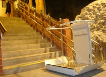 Platformy schodowe instalujemy praktycznie wszędzie; zdjęcie po montażu w Kopalni Soli Wieliczka