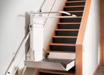 W swojej ofercie posiadamy platformy przyschodowe instalowane na schodach prostych i schodach zabiegowych z zakrętami