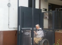 Małe platformy pionowe to doskonałe rozwiązanie na zapewnienie dostępu dla niepełnosprawnych mieszkańców bloków w których schody zewnętrzne są barierą architektoniczną 
