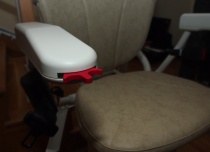 Sterowanie za pomocą joysticka który w przypadku tego krzesła umieszczony jest horyzontalnie i ma kształt zębatki 